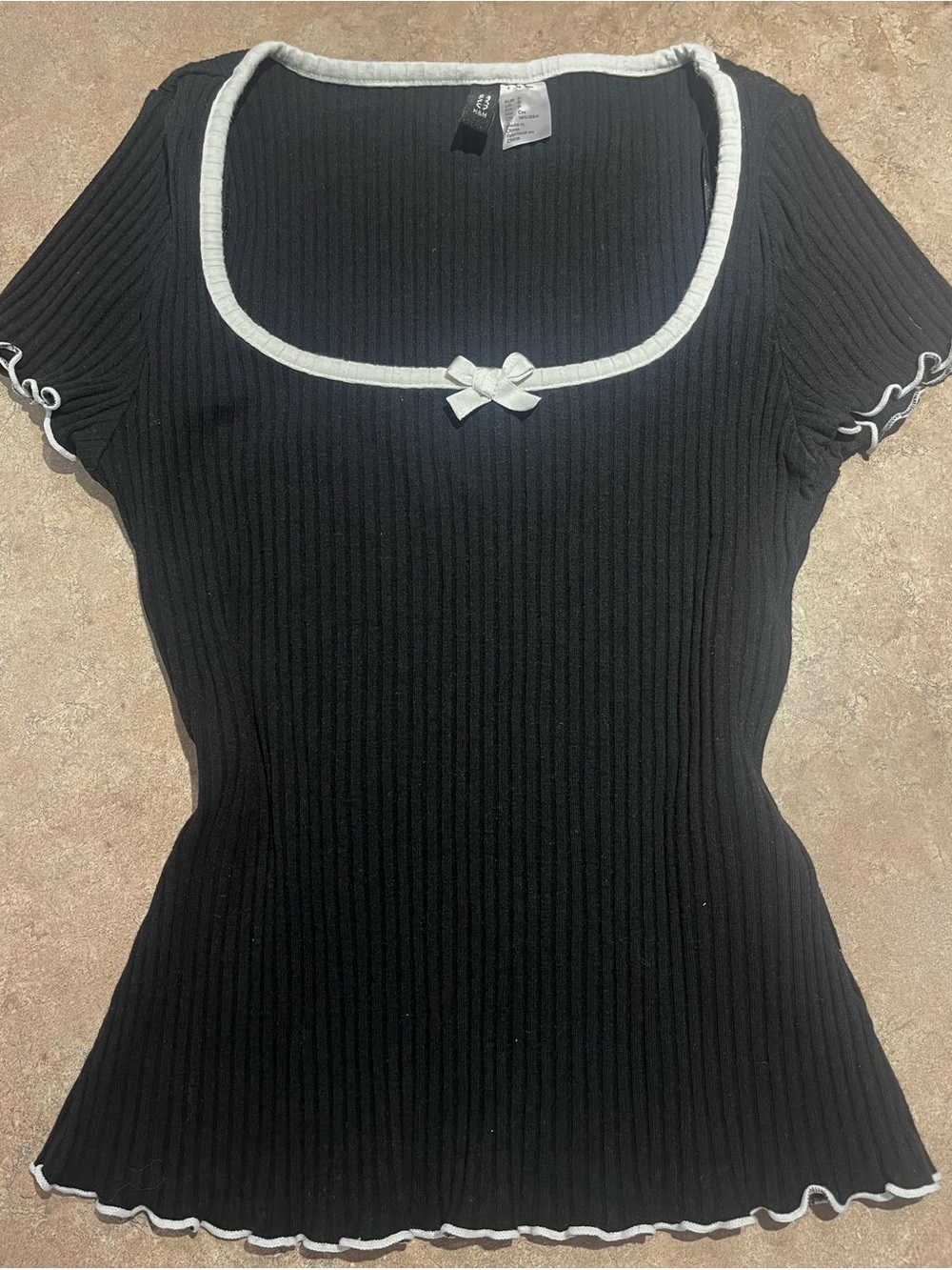H&M black ribbed top with a white bow